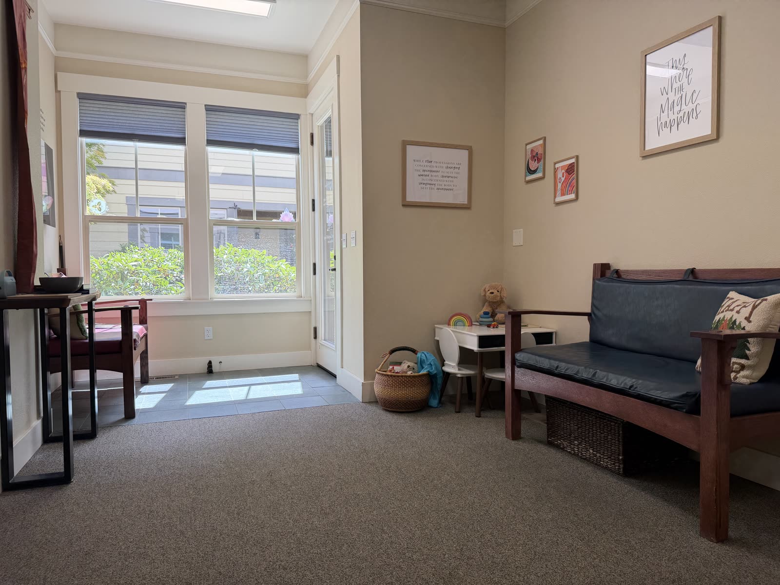 The sunlit waiting area inside Dr. Hannah's Ashland office